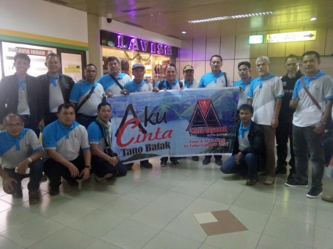 Group Mitra Tapanuli Batam Tanam Bibit Pohon di Danau Toba